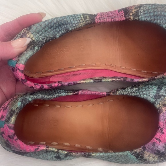 Electric Snake Tieks Flats Size 9 - Picture 8 of 10